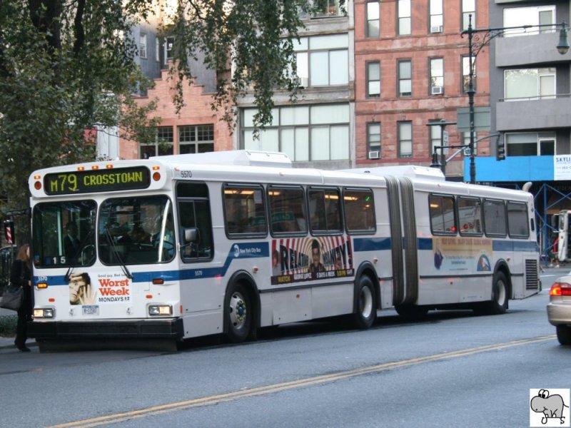 New Flyer Industries D60HF Gelenkbus der  New York City Bus  einer Abteilung von  Metropolitan Transportation Authority (MTA) . Aufgenommen am 19. September 2008 in New York City, New York.