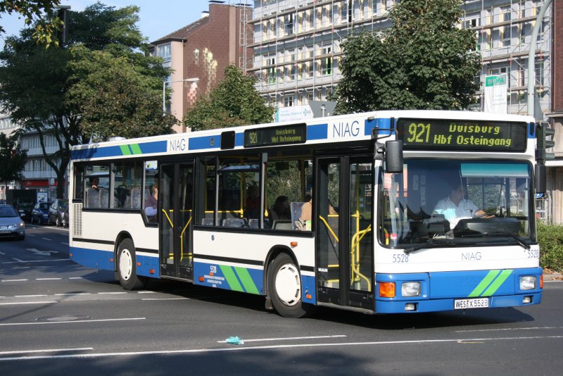 NIAG 5528 kommt gerade auf der Linie 921 aus Moers und wird den Duisburger HBF gleich erreicht haben.
Duisburg HBF 27.9.2009