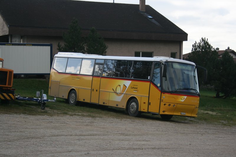 Nicht das Bild hngt schief, sondern nur der Bus: PU FuniCar, Biel, Nr. 17 (BE 610'617, Bova Futura, 2002) am 26.10.2009 in Nods.