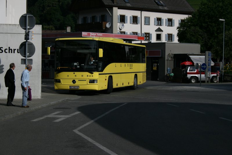 Nicht nur Niederflurbusse, sondern auch die berlandbusse vom Typ Integro kommen auf dem Ortsbus Schruns-Tschagguns zum Einsatz. Integro 66 am Morgen des 26.7.2008 auf der Linie 2 in Schruns. 