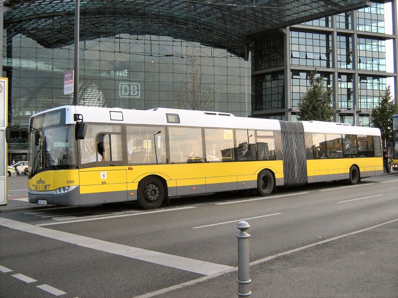 Niederflurgelenkbus der BVG an der Haltestelle Hauptbahnhof, 2. 9. 2008