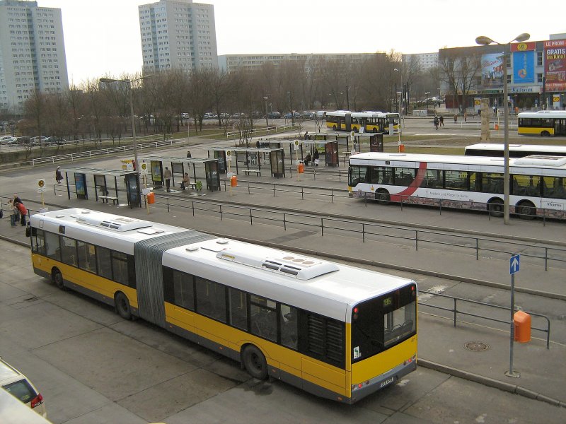 Noch ein Blick von oben auf die grozgig gebaute Haltestelle S-Bhf. Marzahn mit Solaris-Gelenkbus vorn,  17. 1. 2008