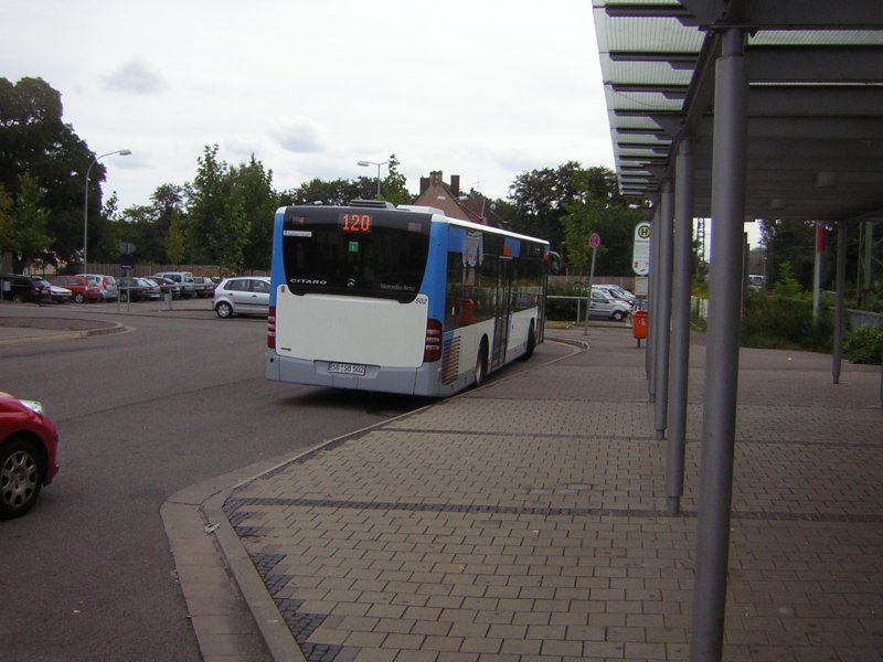 Noch ein Citaro Bus an seiner Haltestelle auf dem Brebacher Busbahnhof.