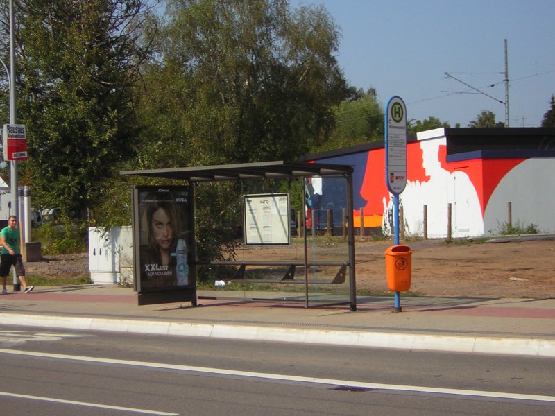 Noch eine etwas modernere Haltestelle in Saarbrcken. Das Foto wurde am Rmerkastell aufgenommen.