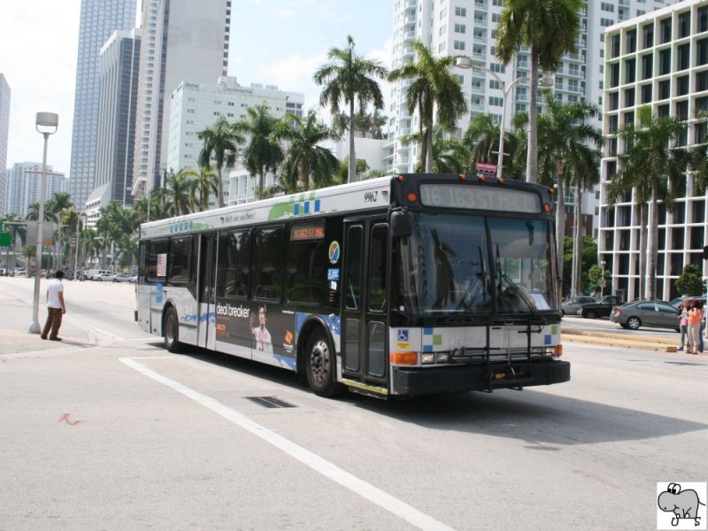North American Bus Industries Inc. (NABI) 40 LFW des Miami Dade Transit, Wagen # 9962. Aufgenommen am 3. Oktober 2008 in Miami, Florida.
