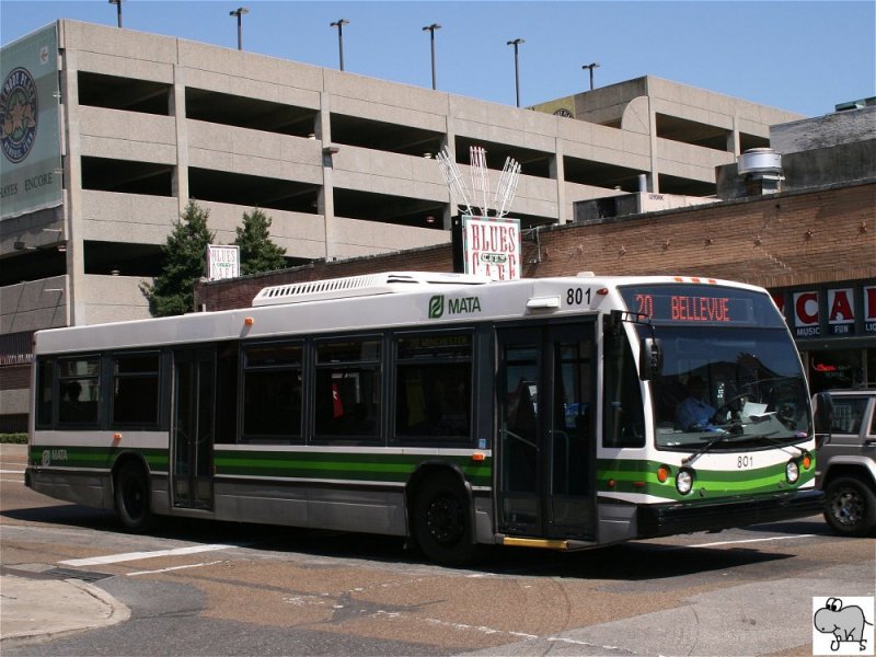 Nova Bus LFS der  Memphis Area Transit Authority (MATA)  Wagen # 801. Aufgenommen am 26. September 2008 in Memphis, Tennessee.