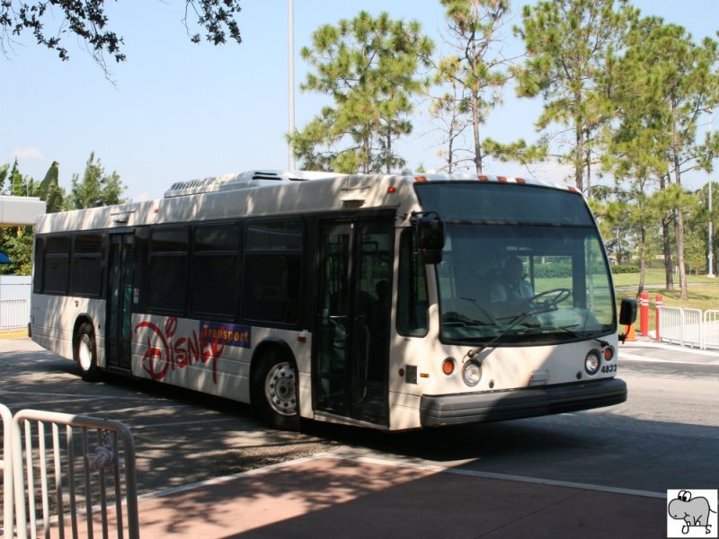 Nova Bus LFS Wagen # 4832 eingestellt bei Disneyland in Orlando. Aufgenommen am 1. Oktober 2008 am Eingangsbereich des Epcot Center in Orlando, Florida.