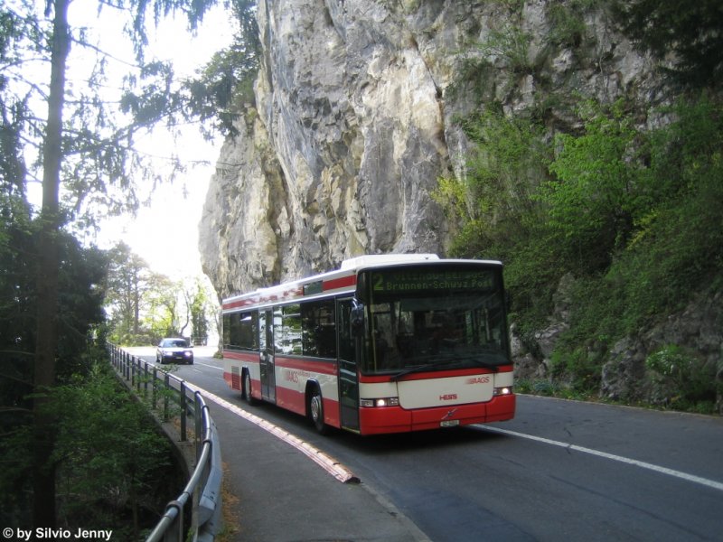 Nr. 3 kurz vor Gersau, Rotschuo am 23.4.09. Ebenfalls zur Riviera-Linie am Vierwaldstttersee gehren solch berhngende Felsen...