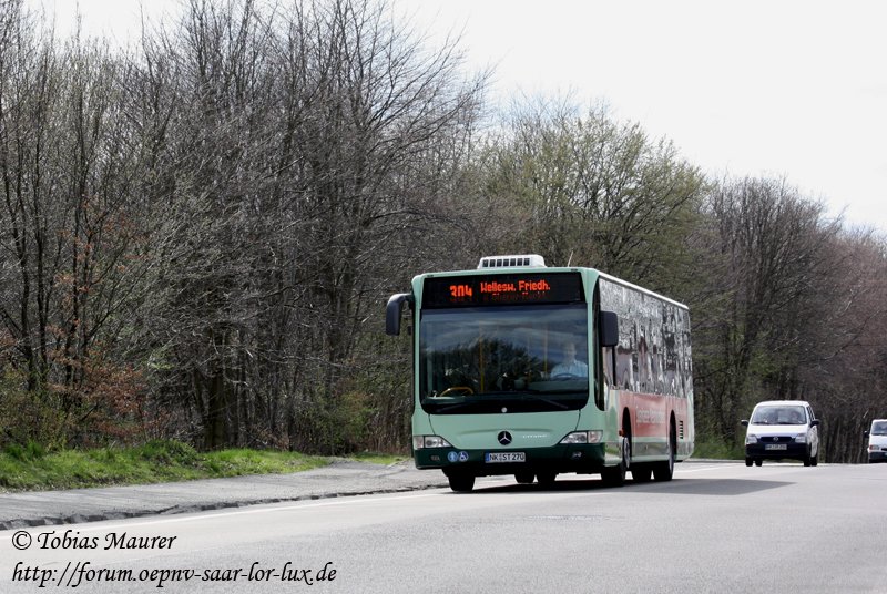 NVG Wagen 270 auf der neuen Linie 304 unterwegs zum Friedhof Wellesweiler, aufgenommen am Tiergartenweg.