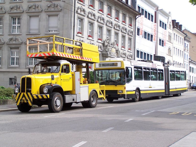 O-Bus in Not. Wagen 115 wird von einem alten Saurer abgeschlept (04/07/09).