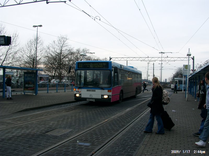 O405N 354 als Linie 33 an der Haltestelle Hauptbahnhof (HSB). 17.01.09