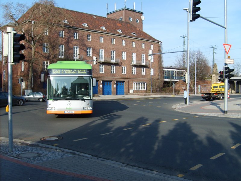O530 CNG als Buslinie 134 am Bahnhof Bismarkstrae. Bild vom 16.2.07