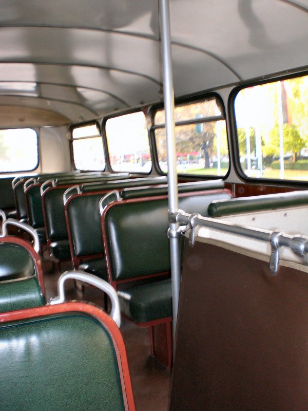 Oberdeck, Bssing-Doppeldeckerbus, vorn rechts Treppe nach unten. Bus im Linienverkehr zur Pfaueninsel, Sommer 2007