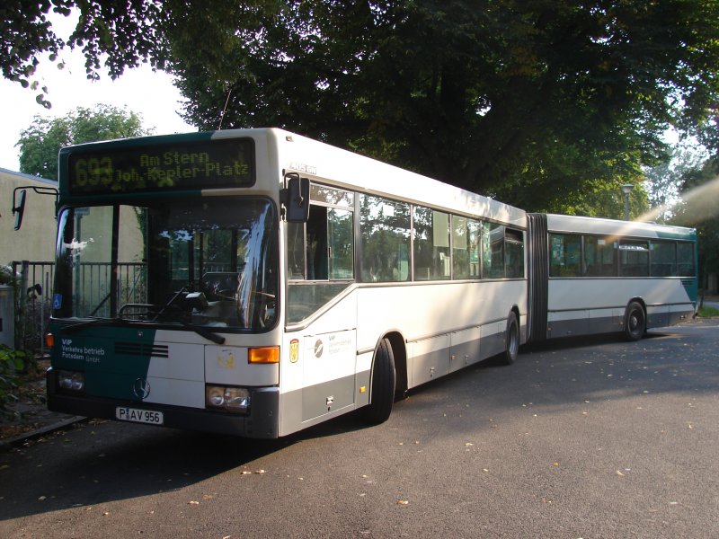 P-AV 956 steht hier auf Hermanswerder Potsdam. Dieser Bus war der erste Gelenkomnibus der VIP und ist immernoch im Dienst. Mal sehen wann der Ausgemustert wird.