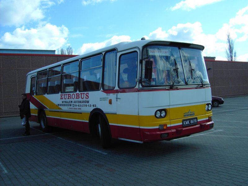 Polnische Reisebus vom Typ Autosan (lteres Fahrzeug)am 18.03.2008
vor Supermarkt  Kaufland  Kaltenborner Strae