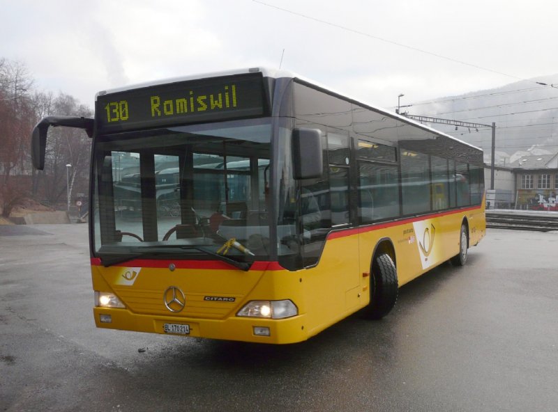 Post - Mercedes Citaro Bus BL 170214 bei der Haltestell vor dem Bahnhof Balsthal eingeteilt auf der Linie 130 nach Ramiswil am 30.12.2007