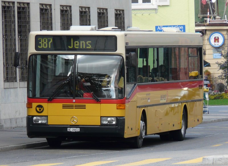 Post - Mercedes Regio-Bus BE 26613 bei der Postautohaltestelle beim Bahnhof von Biel zur Abfahrt bereit nach Jens am 19.10.2007