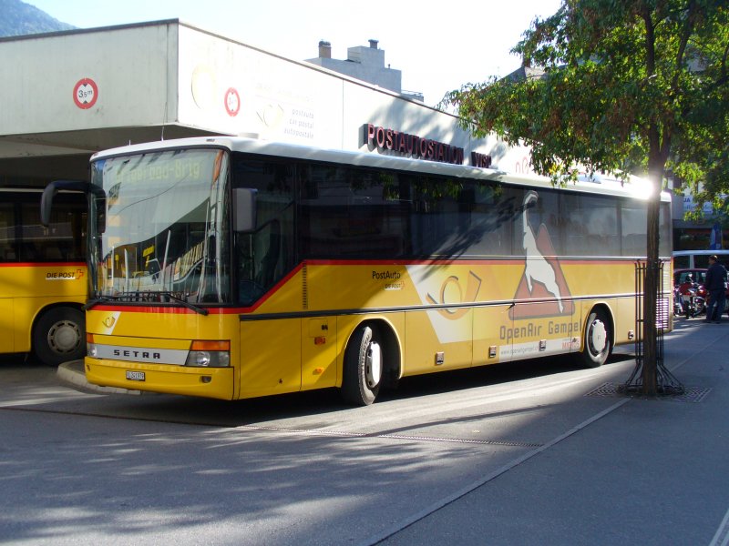 Post - Setra Post-Bus mit Werbung fr das OpenAir in Gampel VS 241979 bei der Postautohaltestelle in Visp am 20.09.2007