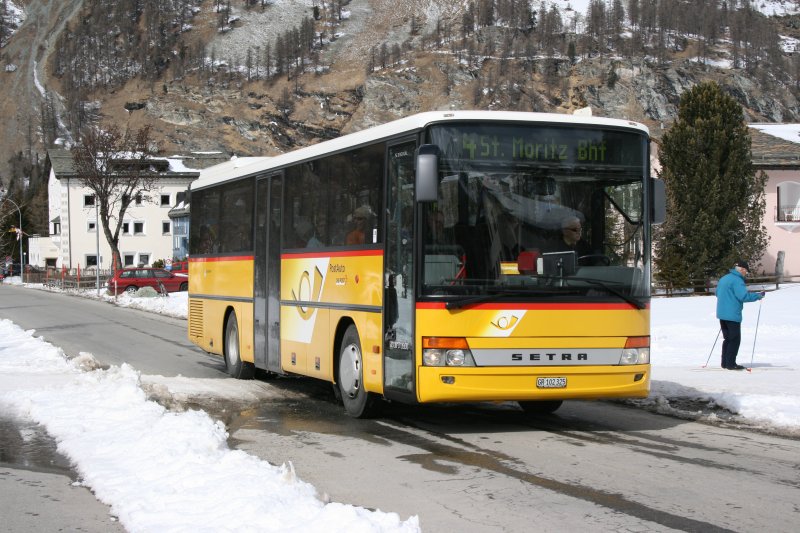 PostAuto Graubünden GR 102'325 (Setra 313UL, 2003) hat auf seinem Weg von Chiavenna nach St. Moritz soeben die Langlaufloipe bei Sils Maria überquert. (10.3.2007)