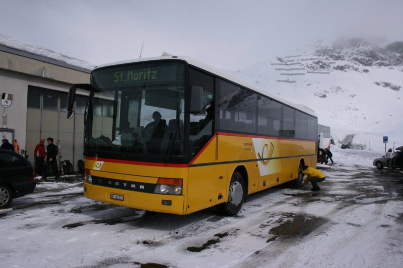 PostAuto Graubnden, GR 102'333 (Setra 315UL, 1997) am 10.3.2007 beim Schneeketten montieren zwischen Bivio und dem Julierpass. 