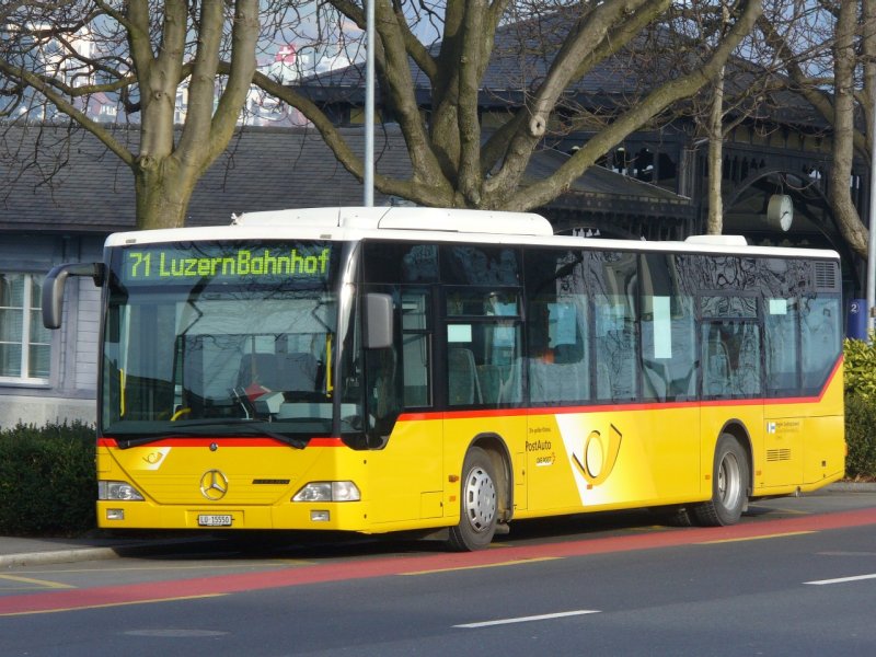 Postauto - Mercedes Citaro Bus  LU 15550 eingeteilt auf der Linie 71 Luzern Bahnhof am warten bei der Schiffsanlegestelle in Luzern am 26.01.2008