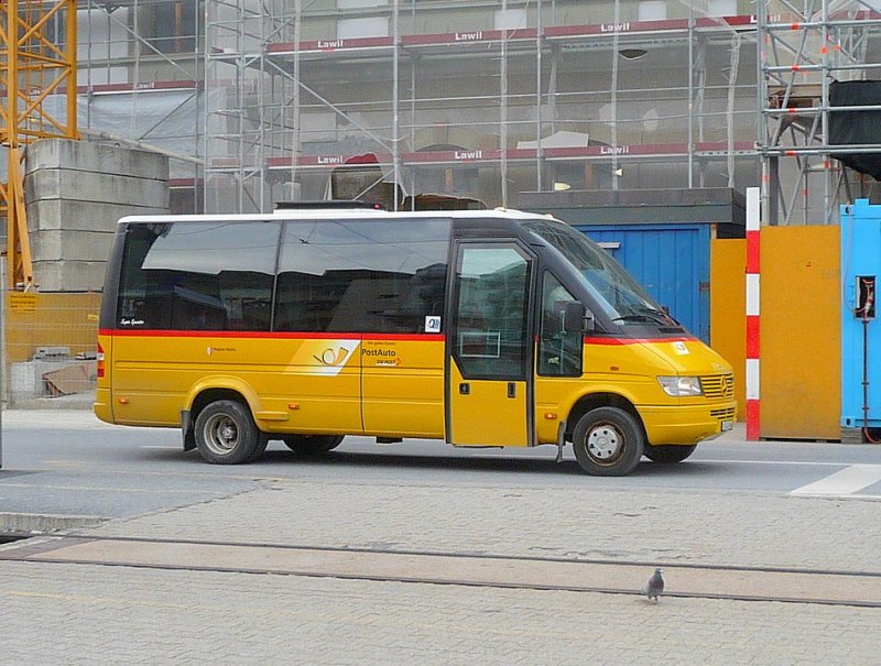 Postauto - Mercedes VS 24196 unterwegs vor dem Bahnhof in Brig am 08.04.2009