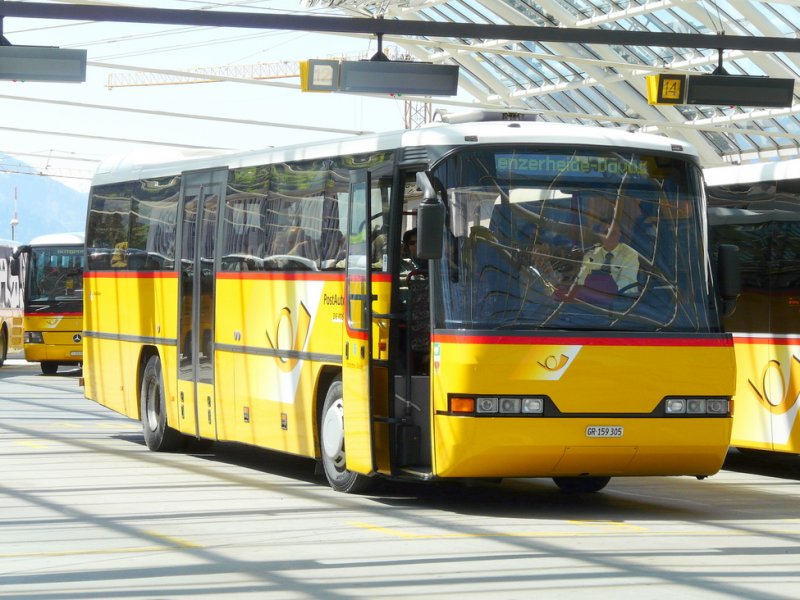 Postauto - Neoplan  Gr 159305  bei den Postautohaltestellen über dem Bahnhof von Chur am 07.05.2009