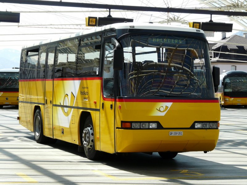 Postauto - Neoplan  GR 159351 bei den Postautohaltestellen über dem Bahnhof von Chur am 07.05.2009