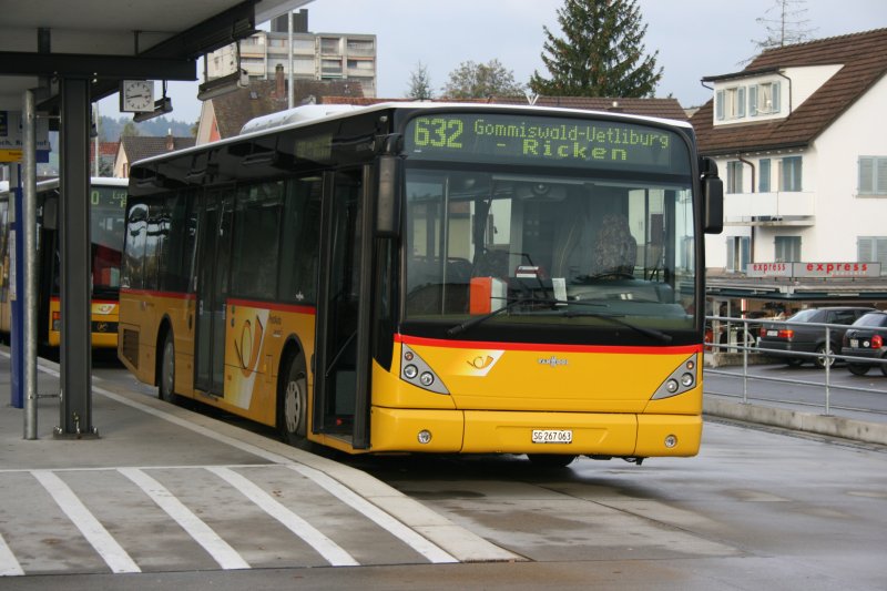 PostAuto Ostschweiz SG 267'063 (Van Hool New A360, 2005) am 31.10.2007 am Bahnhof Uznach. 