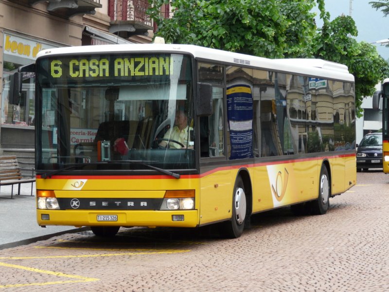 Postauto - Setra TI 215326 unterwegs auf der Linie 6 bei den Haltestellen gegenber dem Bahnhof von Bellinzona am 13.05.2009