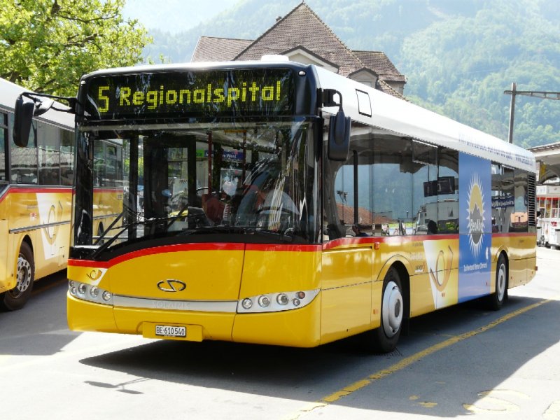 Postauto - Solaris Postbus BE 610540 eingeteilt auf der Linie 5 bei der Haltestelle vor dem Bahnhof von Interlaken West am 24.05.2008