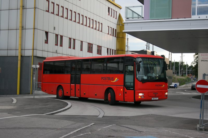 PostBus BB 2777 (MAN L313 A01) am 20.7.2008 in St. Plten, Bahnhof. 