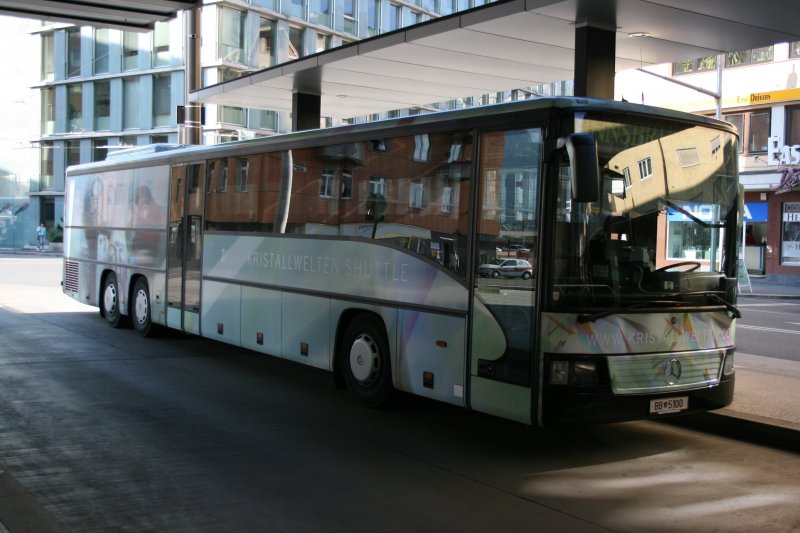 PostBus BB 5'100 (Setra 319UL) mit Sonderbemalung am 25.7.2008 am Bahnhof Innsbruck. 