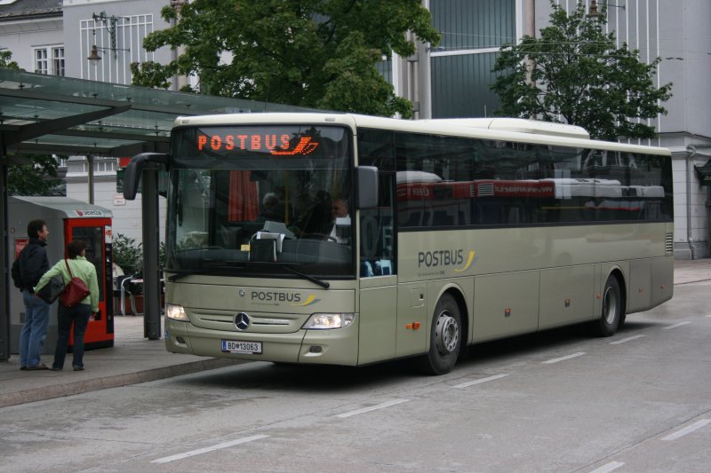 PostBus BD13'063 (MB Integro Facelift) am 23.7.2008 am Bahnhof Salzburg.