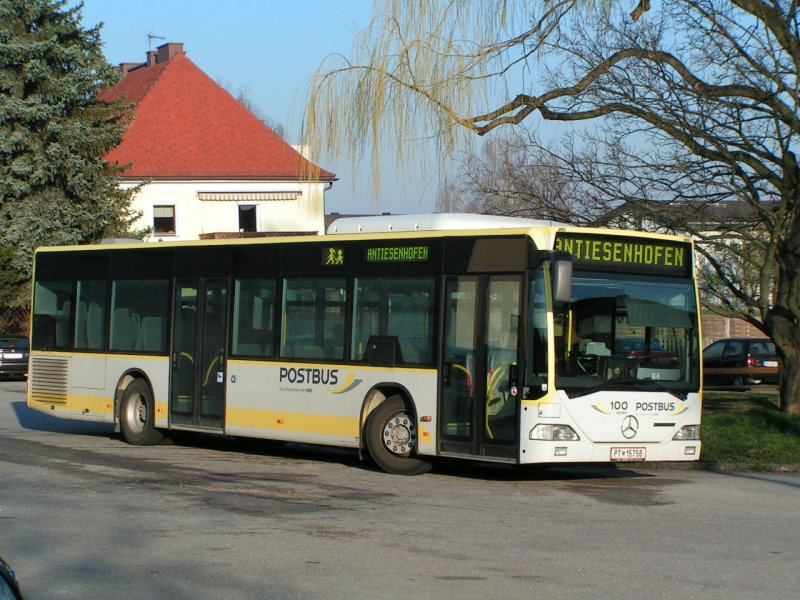 Postbus, Kurs  Antiesenhofen  vor Bhf.RIED i.I.; 070313
womglich ersetzen diese Busse in nchster Zeit die Zge auf der  Bahnlinie Ried-Schrding!