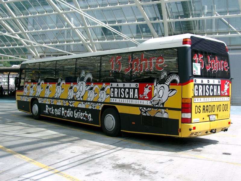 Postbus mit der Werbung fr  Radio-Grischa  ber dem Bhf. von Chur am 24.05.2003.