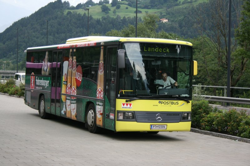 PostBus PT 12'204 (MB Integro, Werbung: Fohrenburger) am 26.7.2008 in Landeck-Zams, Bahnhof.