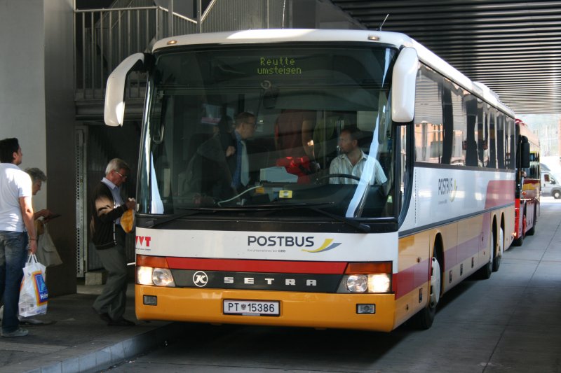 PostBus PT 15'386 (Setra 319UL) am 24.7.2008 am Bahnhof Innsbruck. 