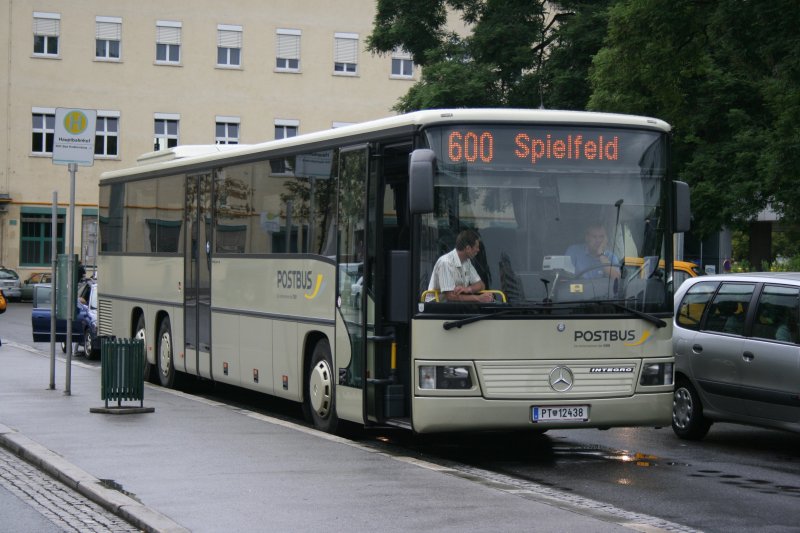 PostBus PT12'438 (MB Integro L) am 18.7.2008 beim Bahnhof Graz. 