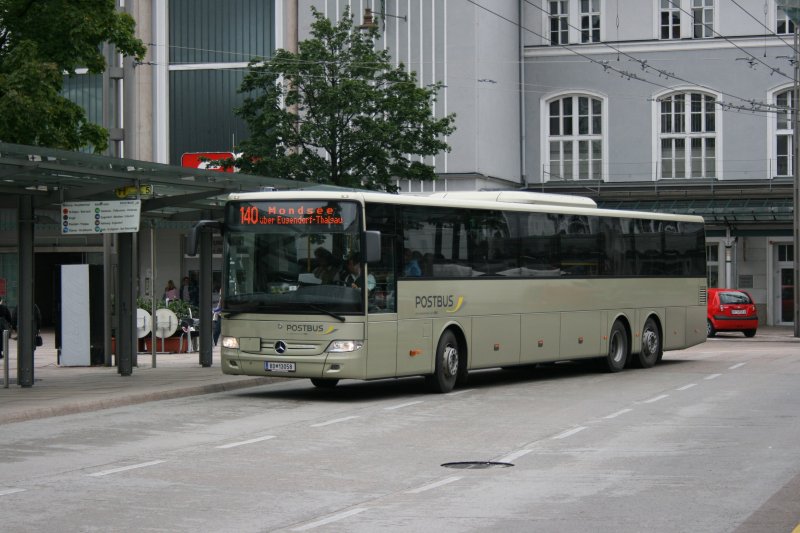 PostBus PT13'058 (MB Integro Facelift L) am 24.7.2008 am Bahnhof Salzburg. 