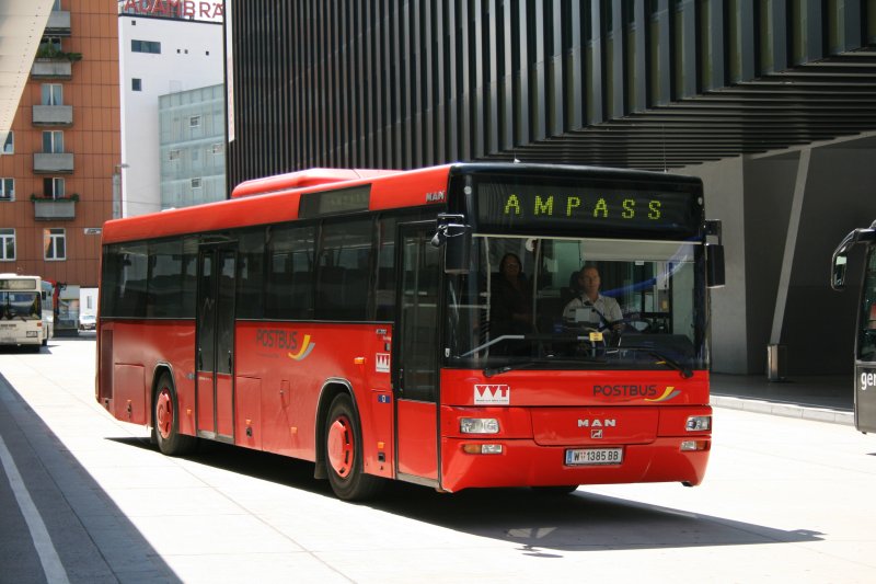 Postbus W1385BB (MAN Lion's Classic) am 24.7.2008 am Bahnhof Innsbruck. 