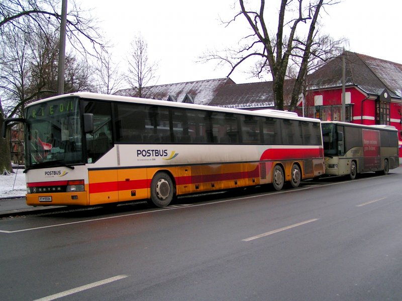 Postbusse warten auf Fahrgste, voran ein 3Achs-SETRA; Ried i.I.; 081213