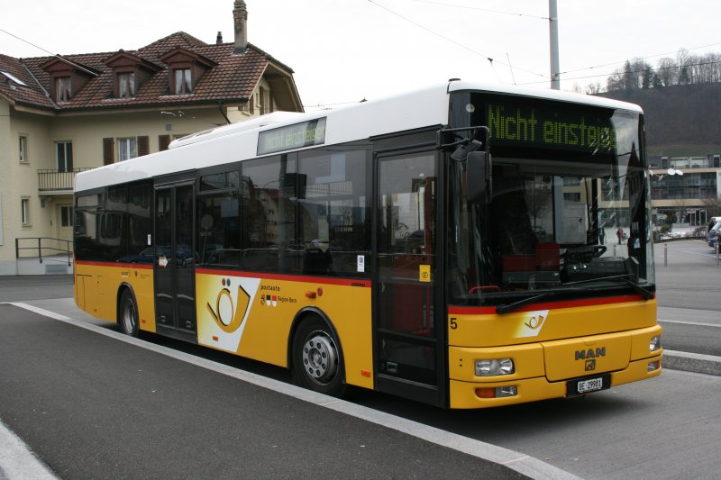 PU Gurtner, Worb, Nr. 5 (BE 29'981, MAN/Gppel 14.240HOCL / A66) am 17.3.2007 in Worb Dorf, Bahnhof.