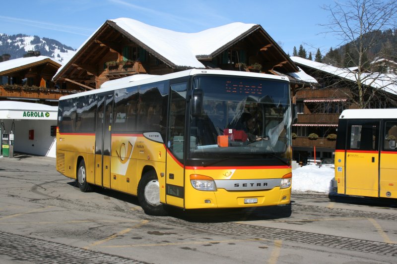 PU Kübli, Gstaad, BE 107'055 (Setra 412UL, 2008) am 21.2.2009 am Bahnhof Gstaad. 