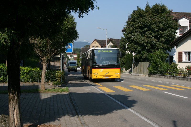 PU Schmidt AG, Jonschwil/Bischofszell, TG 156'070 (Volvo 8700LE, 2003) am 8.9.2009 auf der Linie Niederbüren - Gossau in Oberbüren. 