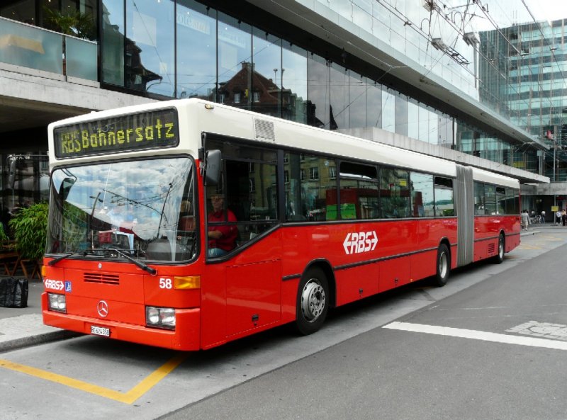 RBS - Mercedes Gelenkbus Nr.58  BE 624358 unterwegs als Bahnersatz vor dem Bahnhof von Bern am 26.07.2008