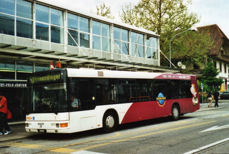 RBS Worblaufen Nr. 7/BE 535'307 MAN am 9. Mai 2009 Papiermhle, Bahnhof (mit Vollwerbung fr  Moonliner )