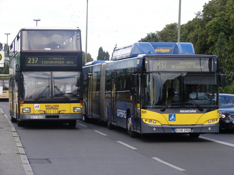 Rechts der M32 nach Staaken Brunsbttler Damm und Links der 237 nach Staaken Isenburger Weg.