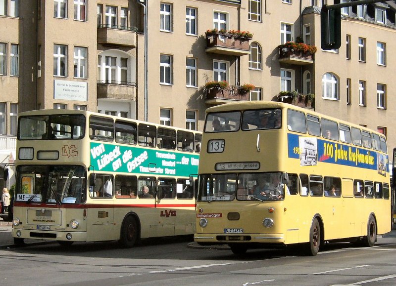 Reger historischer Busverkehr am 13. 9. 2008 in Berlin, hier an der Hst. U-Bhf. Alt-Tegel