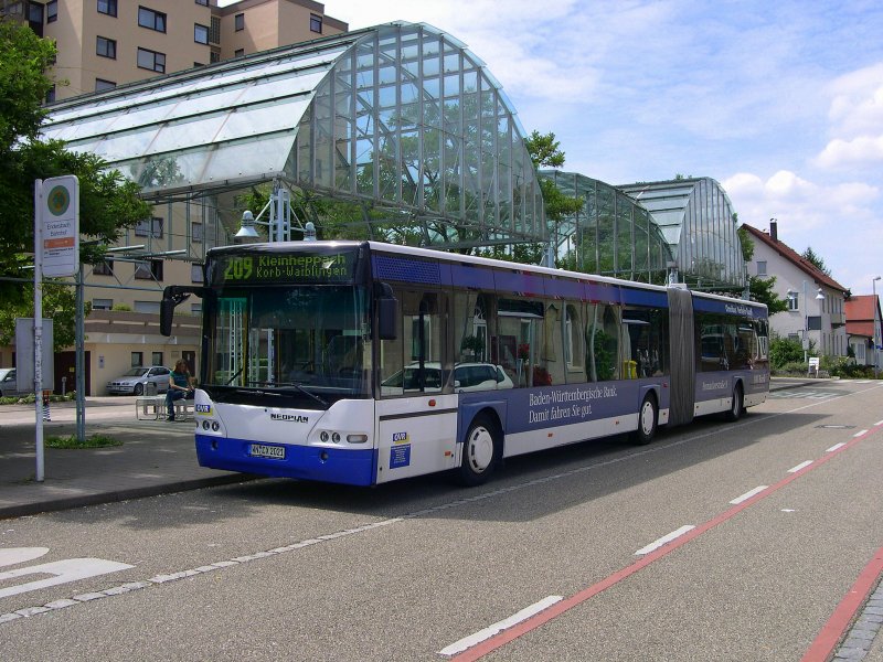 Region Baden Wrttemberg - Lediglich drei Unternehmen bestreiten in der Region Waiblingen den Busverkehr auf den Linien 201 bis 210. Die Linien, welche nach Weinstadt fhren werden dabei einmal vom Omnibusverkehr Dannenmann und vom Omnibusverkehr Ruoff (OVR) betrieben. Letzterer gehrt dabei zu Veolia Transport. OVR verfgt dabei Hauptschlich ber Busse vom Typ Neoplan. Ein solches Fahrzeug war am 31.07.2009 auf der Linie 209 Endersbach-Kleinheppach-Korb-Waiblingen eingeteilt und wartet hier am Bahnhof Endersbach auf die Abfahrt. 